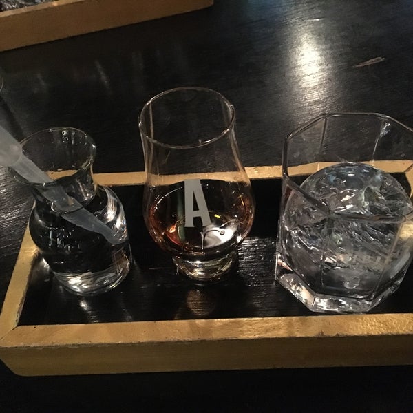 4/2/2018 tarihinde Suziyaretçi tarafından The Whisky Bar KL'de çekilen fotoğraf