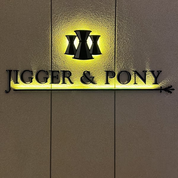 รูปภาพถ่ายที่ Jigger &amp; Pony โดย Su เมื่อ 8/2/2023
