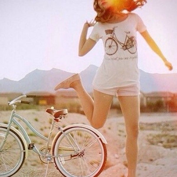 Мечтаешь о велосипеде. Девушка на велосипеде. Рыжая девочка на велосипеде. Велосипед для девочки. Утро велосипед.