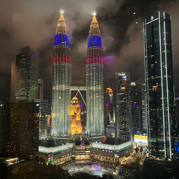 2/19/2023 tarihinde Kahkayyziyaretçi tarafından SkyBar Kuala Lumpur'de çekilen fotoğraf
