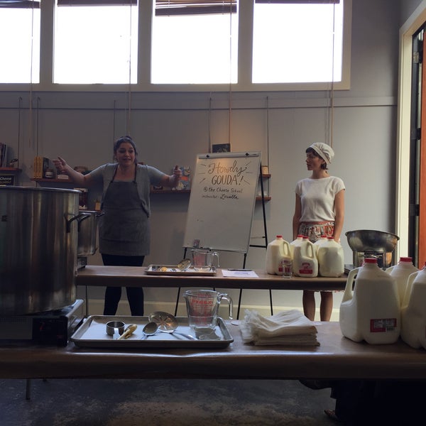 Photo prise au The Cheese School of San Francisco par Natalie D. le6/20/2015