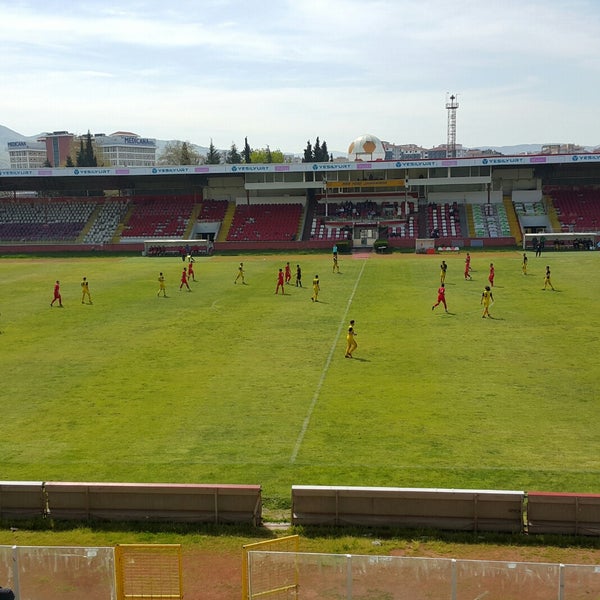 Photo taken at Samsun 19 Mayıs Stadyumu by Yaşar on 4/8/2018