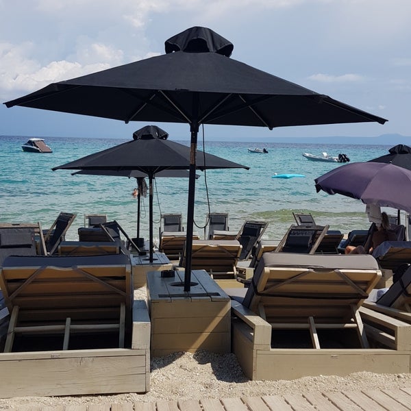 Foto scattata a Villas • Seaside Lounge &amp; Restaurant da Vassilis M. il 8/17/2019
