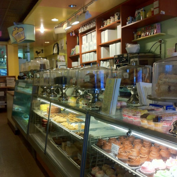 รูปภาพถ่ายที่ Buttercup Bake Shop โดย Lauri T. เมื่อ 2/21/2013