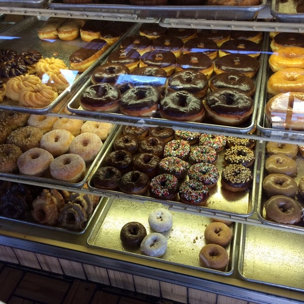 รูปภาพถ่ายที่ Happy Donuts โดย Guido T. เมื่อ 12/29/2013