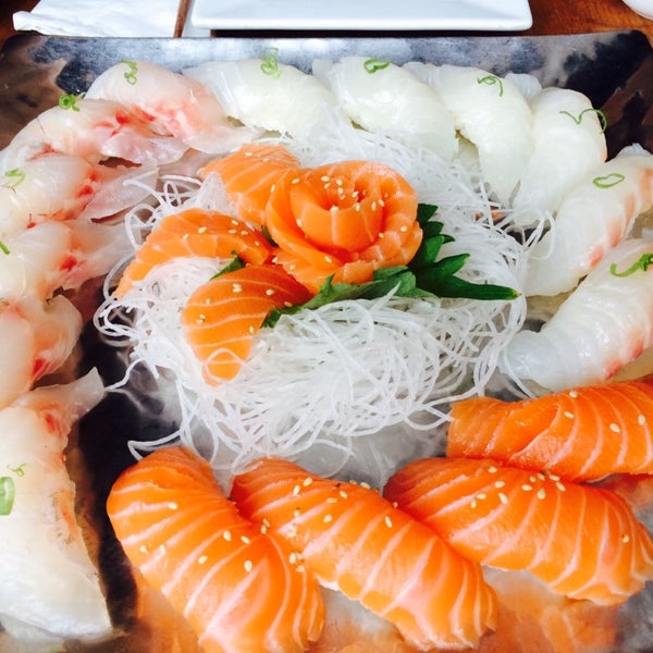 Foto tirada no(a) Coast Sushi Bar por Guido T. em 8/17/2014