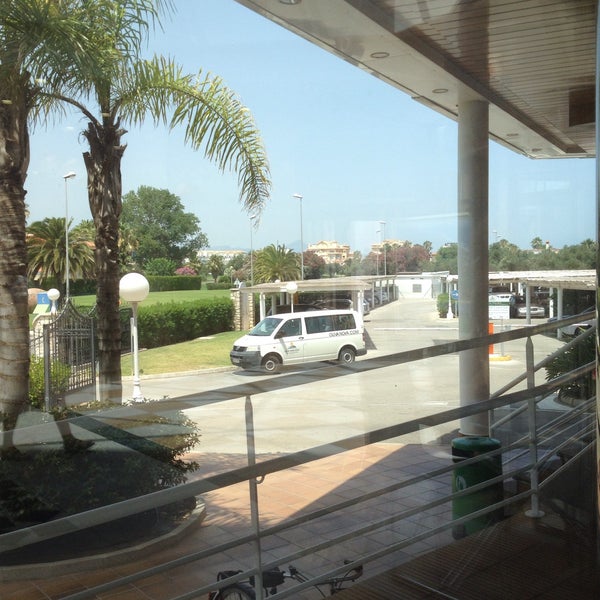 Foto tirada no(a) Oliva Nova Beach &amp; Golf Resort por RENT A CAR D. em 7/1/2015