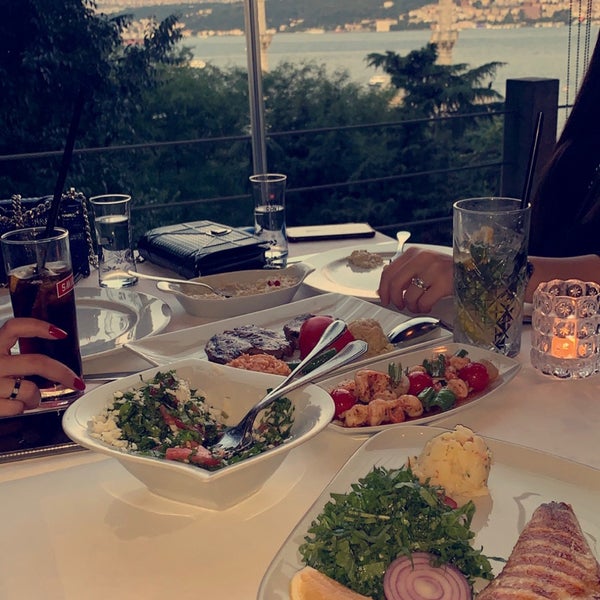 Das Foto wurde bei Topaz Restaurant von Aljazi. am 7/18/2019 aufgenommen