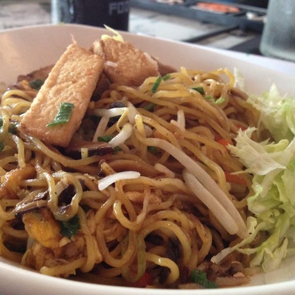Foto scattata a Foo Dog: Asian Street Food da Dionne W. il 5/14/2014