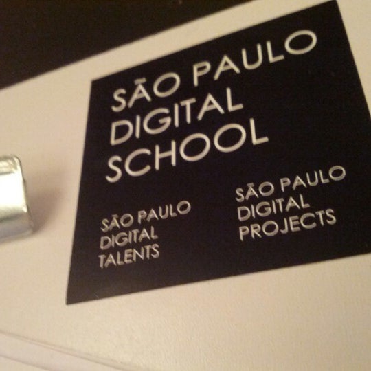 รูปภาพถ่ายที่ São Paulo Digital School โดย Julian L. เมื่อ 12/6/2012