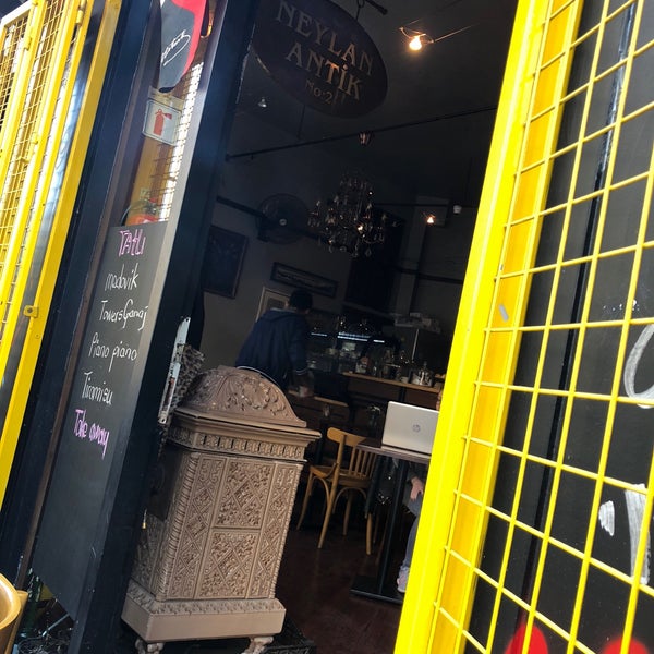 4/23/2018 tarihinde Emrah D.ziyaretçi tarafından İki Kedi Cafe'de çekilen fotoğraf