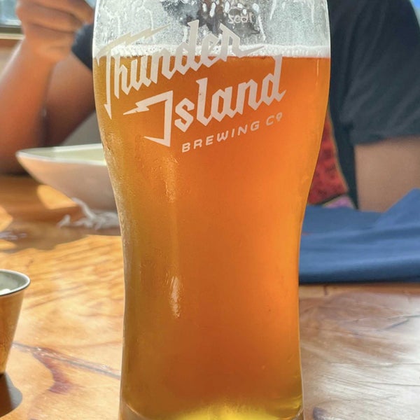 Foto tirada no(a) Thunder Island Brewing Co. por Chintan A. em 6/14/2021