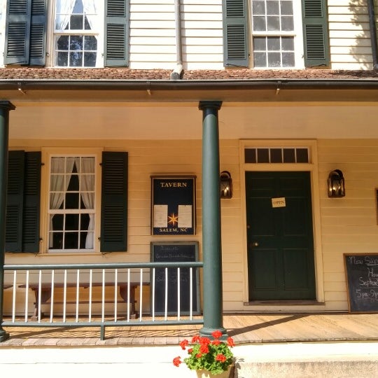 9/20/2015 tarihinde william w.ziyaretçi tarafından The Tavern In Old Salem'de çekilen fotoğraf