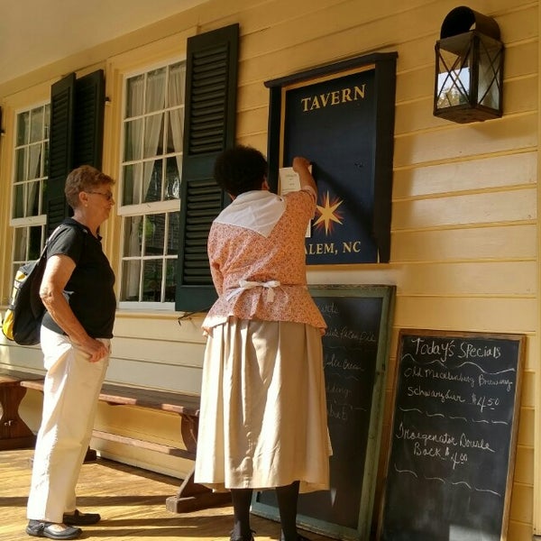 9/20/2015 tarihinde william w.ziyaretçi tarafından The Tavern In Old Salem'de çekilen fotoğraf