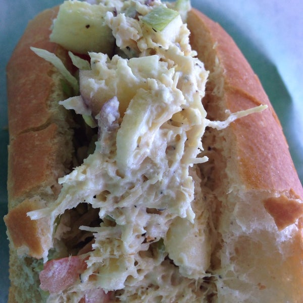 รูปภาพถ่ายที่ Sandwich Blvd โดย Sandwich B. เมื่อ 5/18/2014