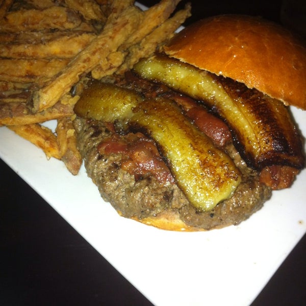 Das Foto wurde bei The Burger Bistro von James V. am 8/16/2013 aufgenommen