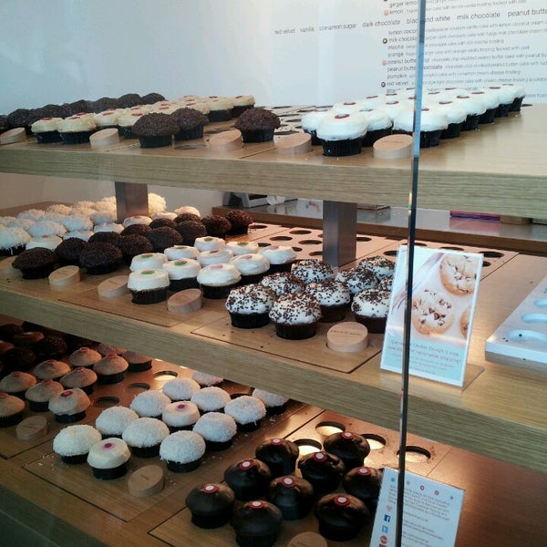 Photo taken at Sprinkles Cupcakes by Donna W. on 11/17/2013