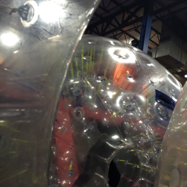 รูปภาพถ่ายที่ Helium Trampoline &amp; Indoor Adventure Park โดย KaayLaa A. เมื่อ 12/13/2015