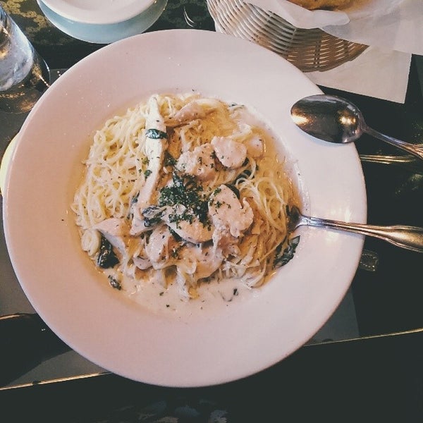 Das Foto wurde bei Carmine’s Italian Restaurant &amp; Bar von Carmine’s Italian Restaurant &amp; Bar am 7/23/2014 aufgenommen