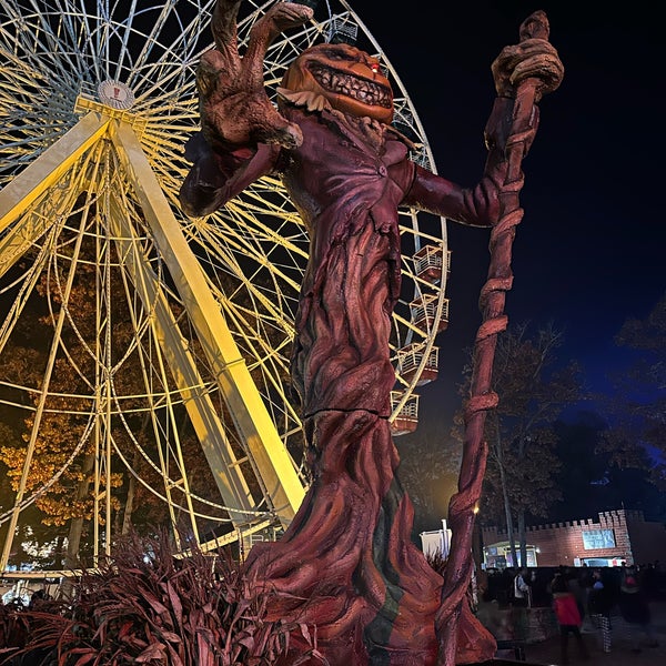 Foto diambil di Six Flags Great Adventure oleh Jacob U. pada 10/31/2022