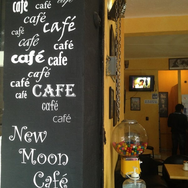 Foto scattata a New Moon Café da SIL il 6/10/2013