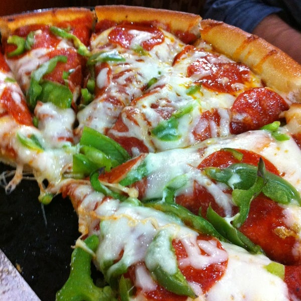 Foto tomada en Shakey&#39;s Pizza Parlor  por Sarah P. el 2/16/2013