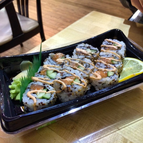 Снимок сделан в Sushi! by Bento Nouveau пользователем Christian G. 3/19/2014