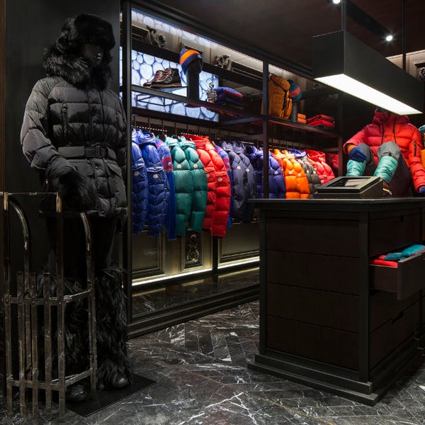 Moncler - Negozio di abbigliamento in Cortina D'Ampezzo