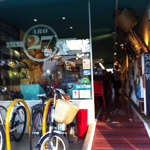 Foto tirada no(a) Aro 27 Bike Café por Moni A. em 6/10/2015