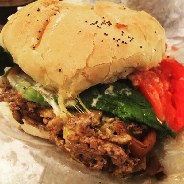 Foto scattata a Krazy Jim&#39;s Blimpy Burger da Urban S. il 10/16/2015