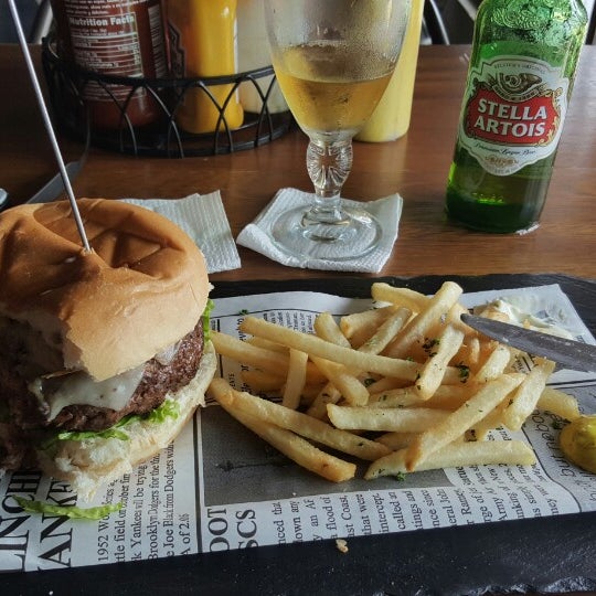 Foto diambil di Max Fifty Burger &amp; Bar oleh Pedro A. pada 7/3/2015