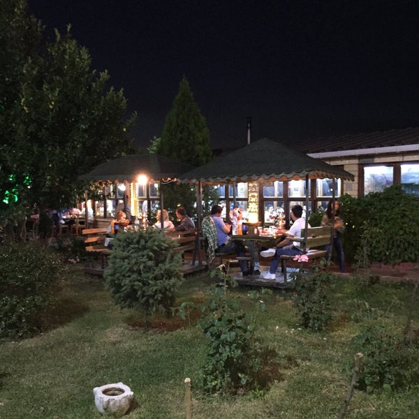 รูปภาพถ่ายที่ Kuzu Sofrası Kuyu Kebabı โดย Svs เมื่อ 7/5/2015