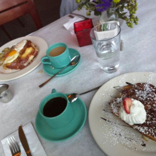 Das Foto wurde bei Le Petit Triangle Cafe von Meli M. am 1/3/2016 aufgenommen