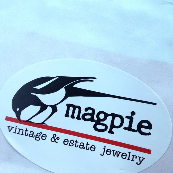 Photo prise au Magpie Vintage &amp; Estate Jewelry par Cherie L. le8/30/2013