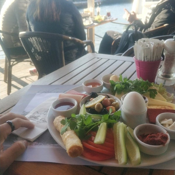 Das Foto wurde bei Göksu Cafe &amp; Restaurant von Elçin E. am 1/25/2020 aufgenommen