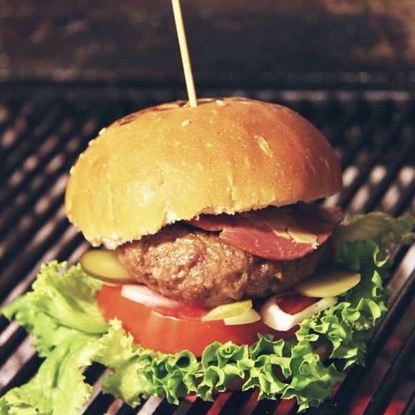 7/26/2014 tarihinde Ottobros Burger &amp; Cafeziyaretçi tarafından Ottobros Burger &amp; Cafe'de çekilen fotoğraf
