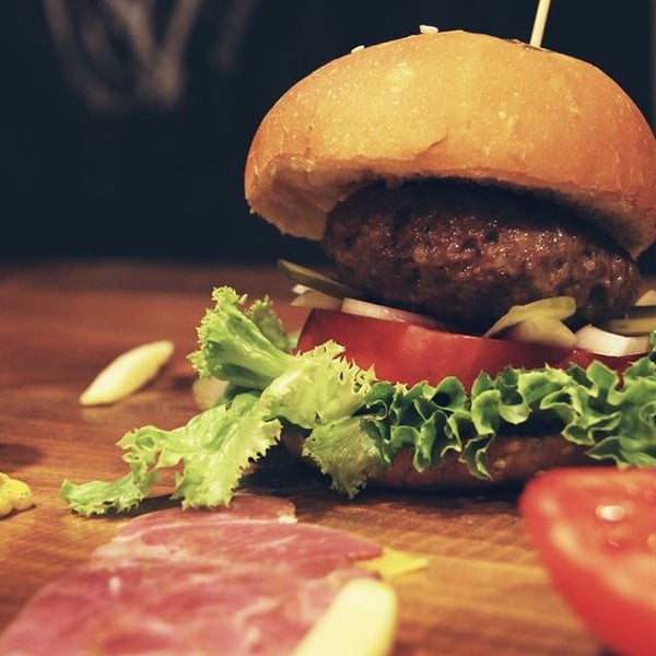Das Foto wurde bei Ottobros Burger &amp; Cafe von Ottobros Burger &amp; Cafe am 7/26/2014 aufgenommen