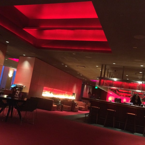 Foto scattata a Ignite Sushi Bar &amp; Lounge da Scot il 4/12/2014