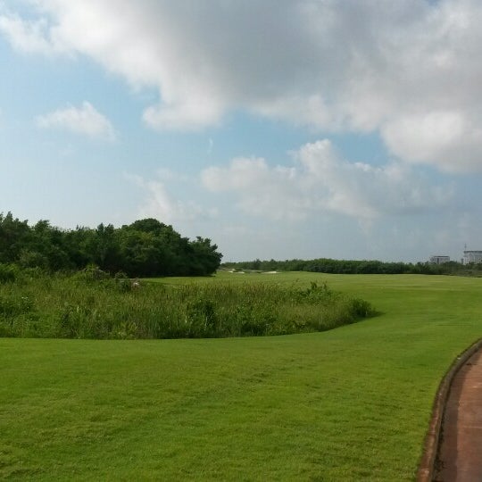 Das Foto wurde bei Puerto Cancún Golf Club von Pablo J. am 4/10/2015 aufgenommen
