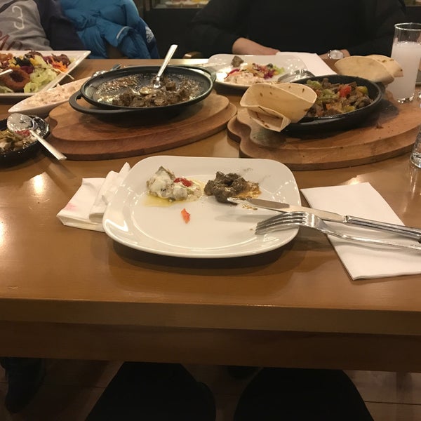 Foto tomada en Local VIP Restaurant  por Aslı . el 2/3/2018