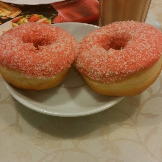 Пончики в кафе