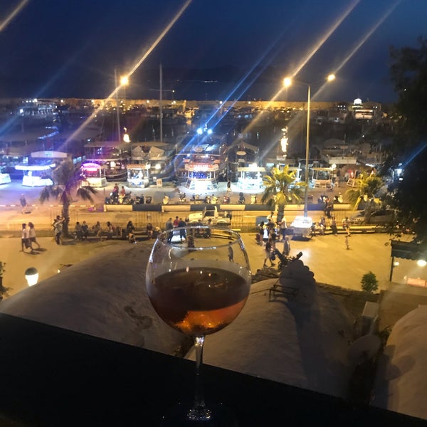 รูปภาพถ่ายที่ Queen Bar โดย Serap İ. เมื่อ 6/8/2019