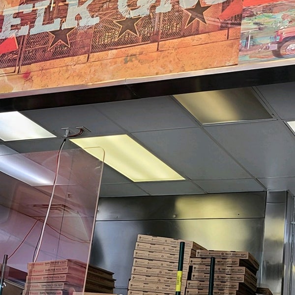 Pizza Hut Pizza Place in Elk Grove