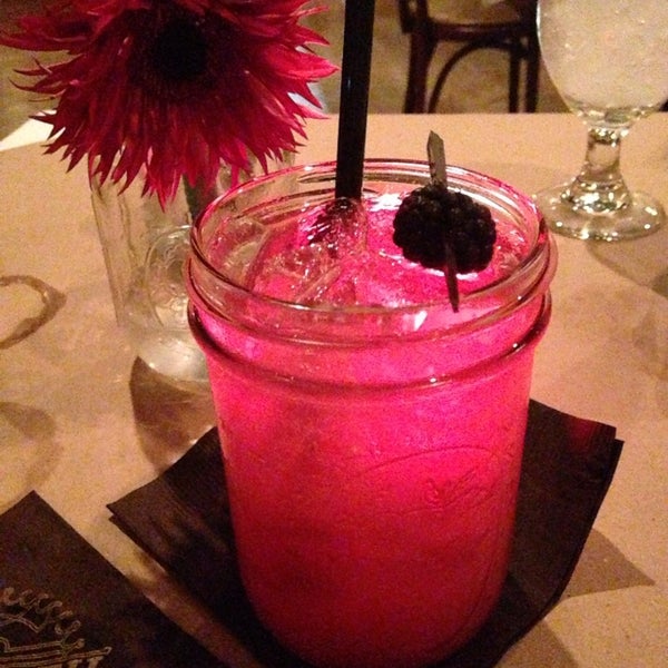 Das Foto wurde bei Beausoleil Restaurant &amp; Bar von Caroline am 8/3/2014 aufgenommen