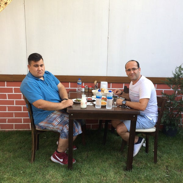 Das Foto wurde bei Çınaraltı Köftecisi von ilhami k. am 8/27/2017 aufgenommen