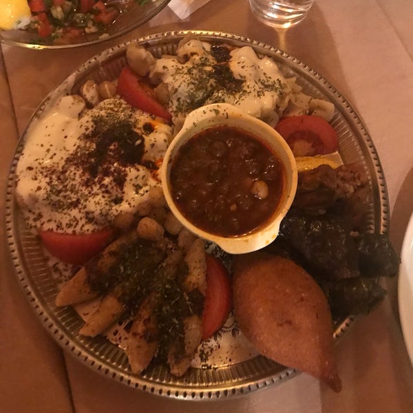Das Foto wurde bei Sabırtaşı Restaurant von Merve K. am 5/14/2019 aufgenommen