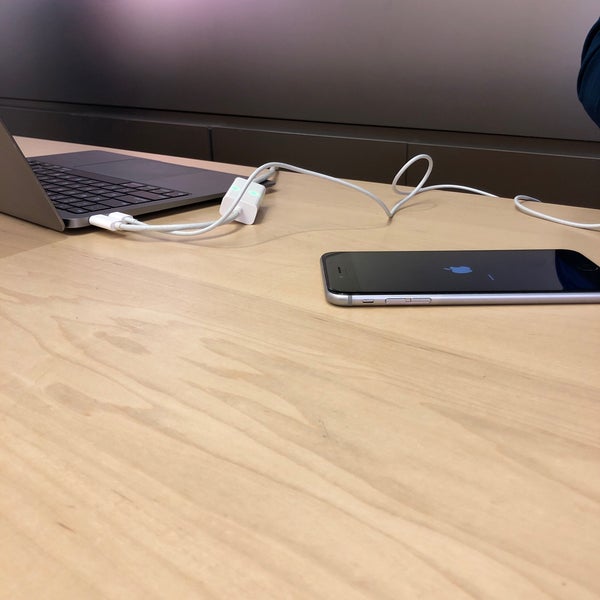 Apple North County Electronics Store in Escondido