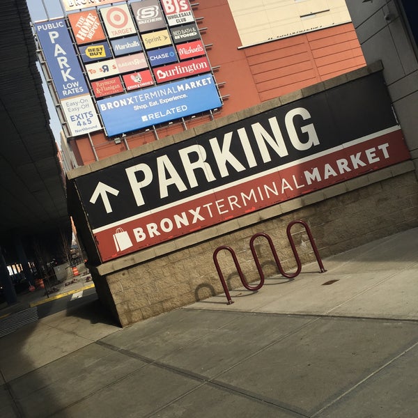 Foto tomada en Bronx Terminal Market  por Shinequa el 1/15/2016