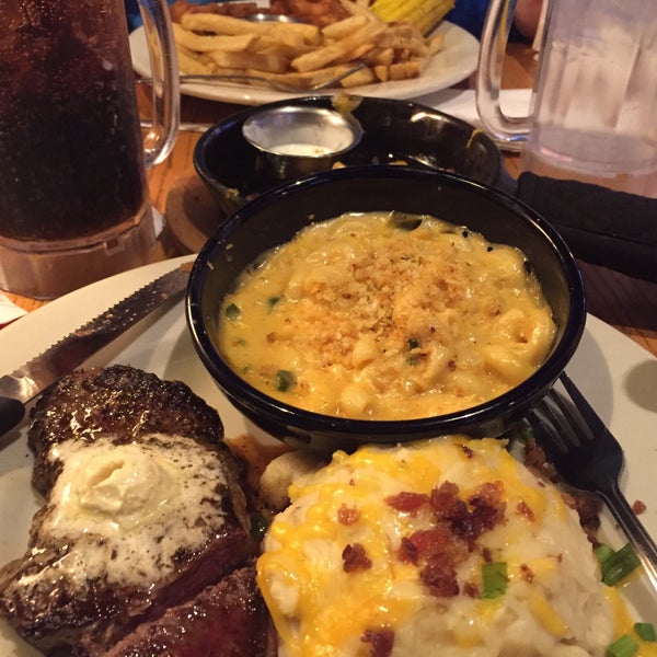 Photo taken at Chili&#39;s Grill &amp; Bar by Liane C. on 11/30/2015