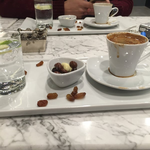 Foto scattata a Esinci Cafe &amp; Bistro da Semih Ş. il 12/22/2015